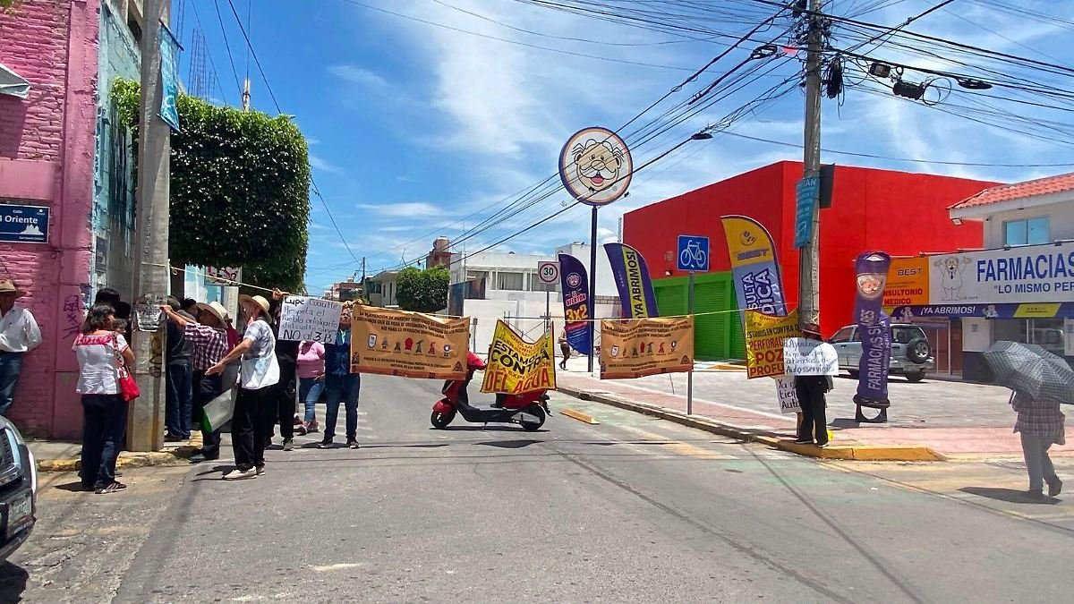 Manifestantes exigen detener la apertura de tienda 3B en San Andrés Cholula
